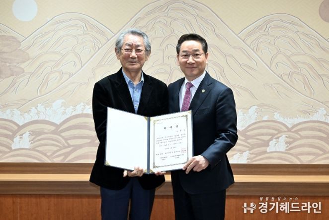 유정복 인천시장이 28일 시청 대접견실에서 배우 전무송에게 제43회 대한민국연극제 명예대회장 위촉장을 수여하고 있다.