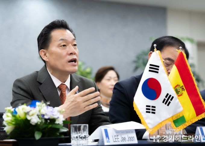 이재준 수원특례시장이 화상회의에서 발언하고 있다.
