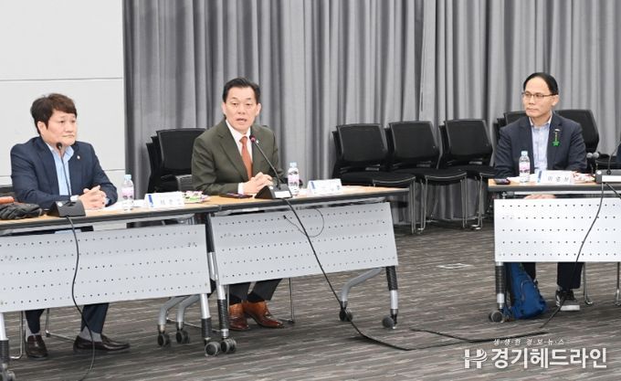 이재준 수원특례시장이 회의에서 인사말을 하고 있다.