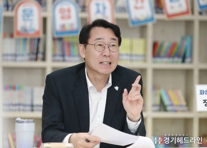 정명근 화성특례시장이 작은도서관 운영자들과의 간담회에서 발언하고 있다