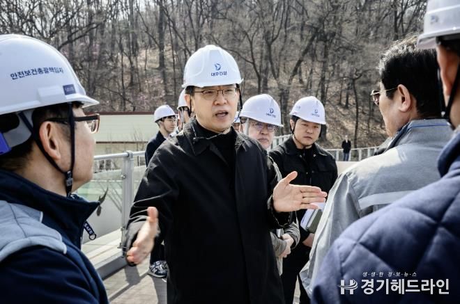 현근택 수원특례시 제2부시장이 대유평지구 화산지하차도 연장공사 현장을 점검하고 있다.