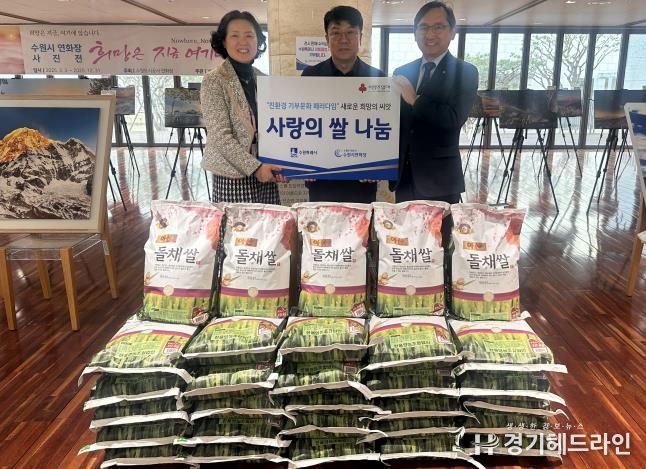 백미 전달식 후 기념촬영을 하고 있다.