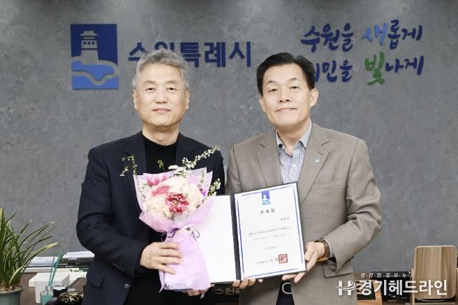이재준 수원특례시장(오른쪽)이 권호성 예술감독에게 위촉장을 수여하고 있다.