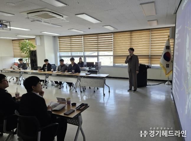 수원도시공사 관계자가 탑동이노베이션밸리 사업을 설명하고 있다.