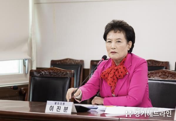 이진분 의원이 지난달 26일 제3상임위원실에서 열린 제296회 임시회 문화복지위원회에서 ‘안산시 국가유공자 등 우선주차구역의 설치 및 운영에 관한 조례안’에 대해 설명하고 있는 모습.