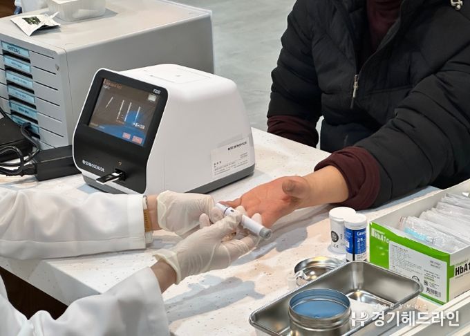 '소하건강스타트' 프로그램 일환으로 당화혈색소 검사를 진행하는 모습.