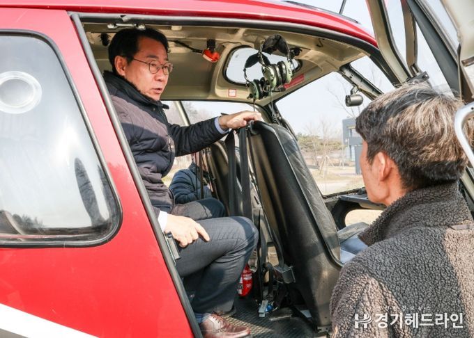 정명근 화성특례시장이 2일 마도면 소재 산불진화헬기 계류장을 방문해 신불진화헬기를 살피고 있다