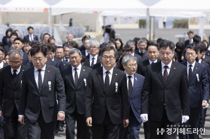 3일 오후 김동연 경기도지사가 오영훈 제주도지사를 비롯한 관계자들과 함께 제주특별자치도 제주시 4․3 평화공원 내 위령제단으로 들어서고 있다.