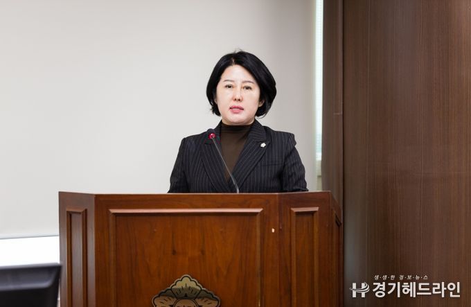 안산시의회 황은화 의원이 지난 3월 26일 제296회 임시회 문화복지위원회에서 ‘안산시 상호문화도시 조성에 관한 조례안’에 대해 설명하고 있다.