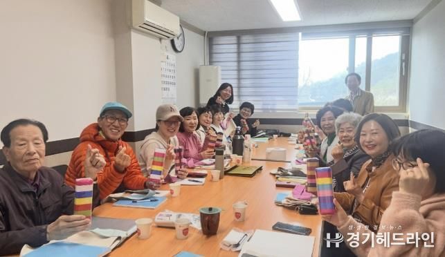수원특례시 팔달구 행궁동 사회발전위원회, 한문교실 수강생들에게 선물 증정