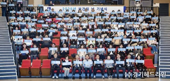 이재준 시장(앞줄 왼쪽 4번째부터), 이재식 수원특례시의회 의장 등 참석자들이 기념촬영을 하고 있다.