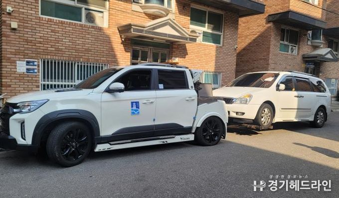 무단방치 자동차를 견인하는 모습.