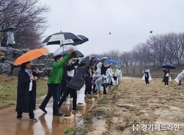 수원특례시 권선구 새마을지도자협의회, EM흙공 체험부스 운영으로 탄송중립 실천
