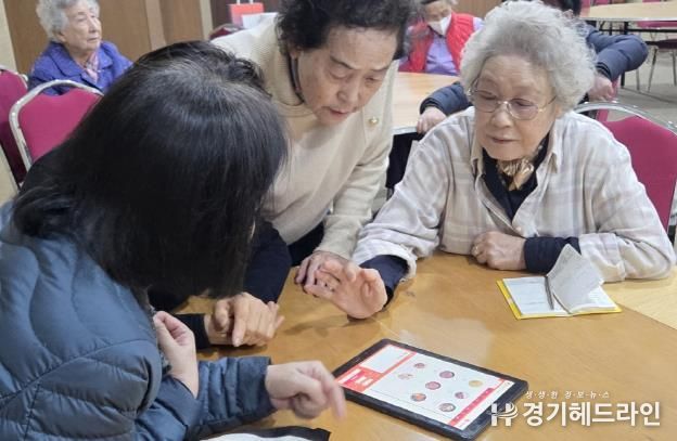 수원특례시 팔달구 인계동 한화꿈에그린 경로당 어르신 키오스크 사용 교육 실시