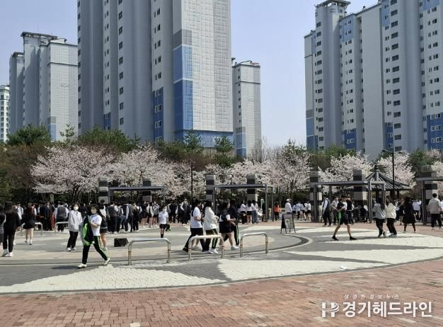 평원공원에서‘어느날’행사에 참여하고 있는 학생들