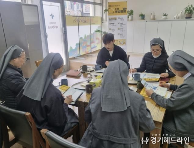 수원특례시 팔달구 지동, 까리따스 애덕이네 방문 '긴급복지지원' 등 복지제도 홍보 실시