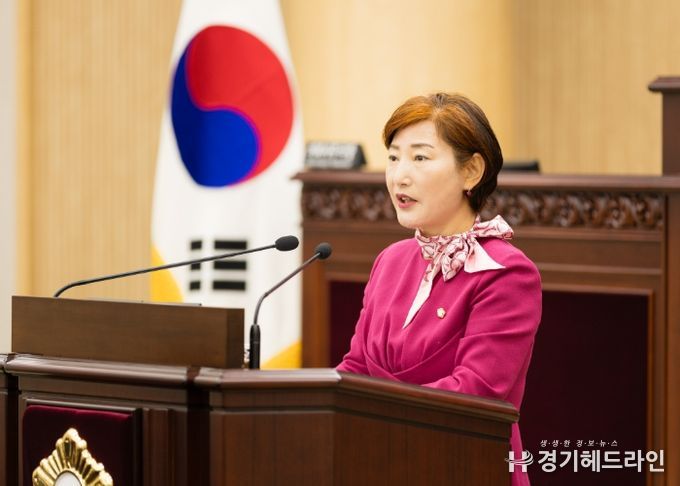 ‘개인형 이동장치 안전운행 관련 법률 제정 촉구 건의안’을 대표 발의한 현옥순 의원이 11일 본회의장에서 제안 설명을 하고 있다.