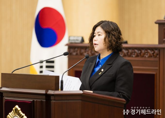 ‘「지방자치단체의 행정기구와 정원기준 등에 관한 규정」 일부개정 촉구 건의안’을 대표 발의한 박은정 의원이 11일 본회의장에서 제안 설명을 하고 있다.