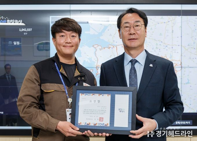 정명근 화성특례시장이 16일 동탄출장소 집무실에서 조성준 주무관에게 표창을 수여했다.