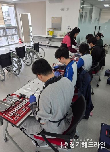 꿈을 향해 굴러간다! 안산 발달장애 학생, '휠마스터' 자격증에 도전하다
