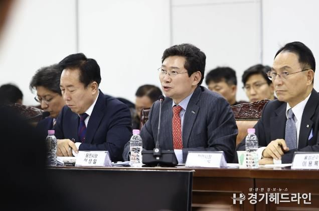 2024년 12월 12일 이상일 용인특례시장이 국토교통부 세종청사 대회의실서 열린 '제7차 국가산단 범정부 추진지원단 회의'에서 '용인 첨단시스템반도체 국가산업단지' 성공을 위한 의견을 제안하고 있다