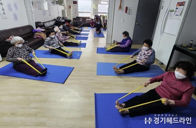 경로당에서 어르신들이 운동을 하고 있다.