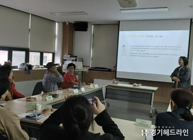 부천세종병원 전문교육간호사 류문선 팀장이 소사치매안심센터에서 치매 교육을 진행하고 있다.