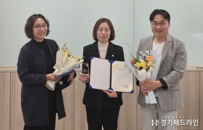 26일 화성특례시가 한국유통경영학회로부터 대한민국 최고 여행도시로 선정된 후 기념촬영하고 있다(가운데 박미랑 문화교육국장, 오른쪽 박주덕 관광진흥과장)