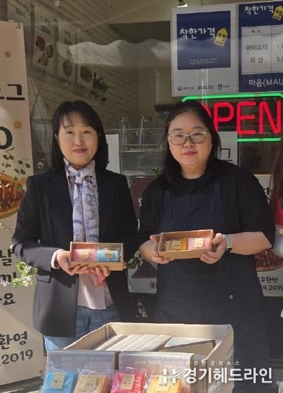 수원특례시 영통구 매탄2동 관내 학부모, 행정복지센터에 친환경 수제비누 50세트 전달