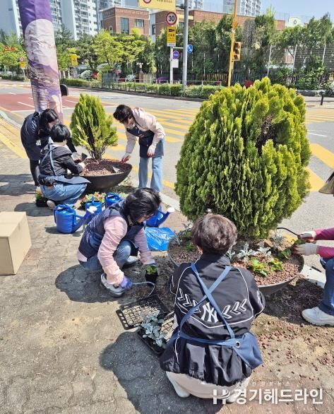 수원특례시 팔달구 화서2동 초화식재와 환경정비, 이제 '꽃뫼환경 대전환단'에 맡기세요