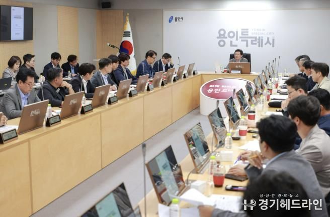 이상일 용인특례시장이 30일 시민프로축구단 창단준비위원회 회의를 주재하고 있다