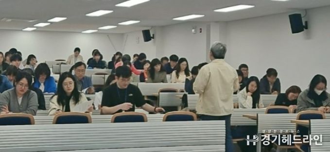 화성특례시가 1일 고독사 예방을 위한 읍면동 관리체계 강화 교육을 실시하고 있다.