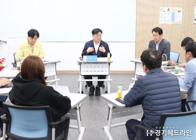 1일 오후 광명역터미널 1층 공익활동지원센터에서 사고로 대피한 구석말 주민과 건물주, 자영업자 대표 등 6명과 간담회가 진행되고 있는 모습.