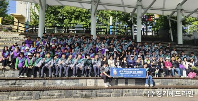 세계 환경의 날을 앞두고 7일 오후 안양시 공무원과 지역주민, 기업관계자 등이 안양천에서 환경 실천 캠페인을 한 뒤 기념사진을 찍고 있다