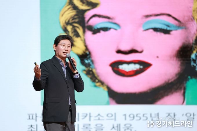 이상일 용인특례시장이 7일 서초문화예술회관에서 강연하고 있다