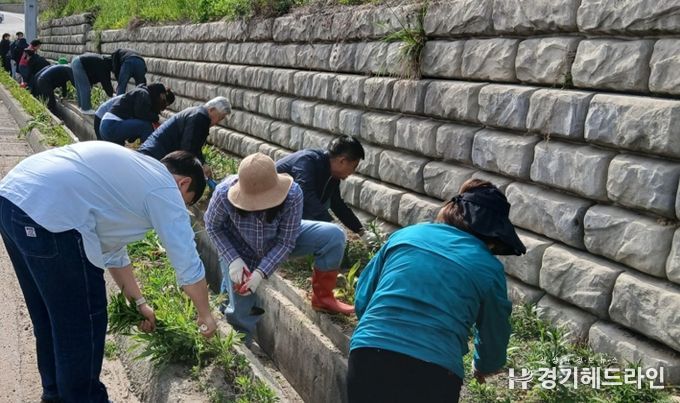 신현동 통장협의회, ‘주민참여형 가로화단 가꾸기’ 앞장