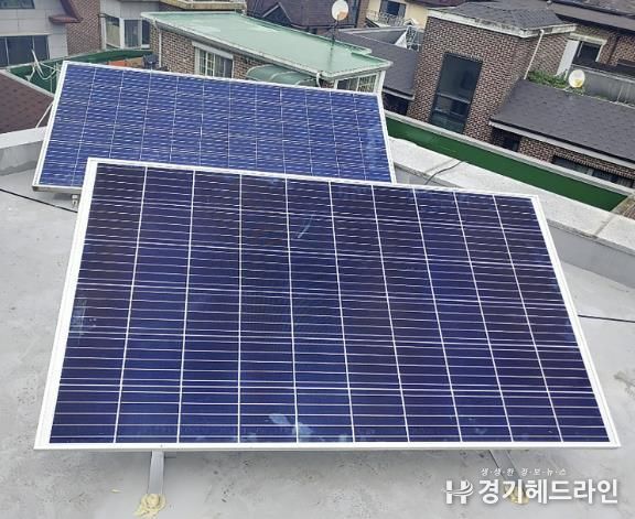 건물 옥상 앵커형 미니태양광 발전설비(모듈 2장) 설치한 성남지역 단독주택