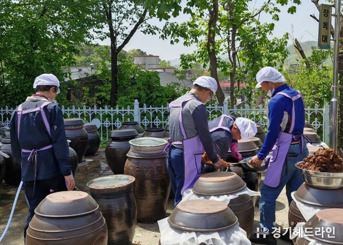 생연1동 주민자치회, 직접 담근 된장과 간장 정성껏 포장해