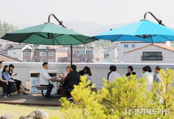 수원특례시 팔달구, 옥상 정원에서 동 복지팀장 티타임 열어