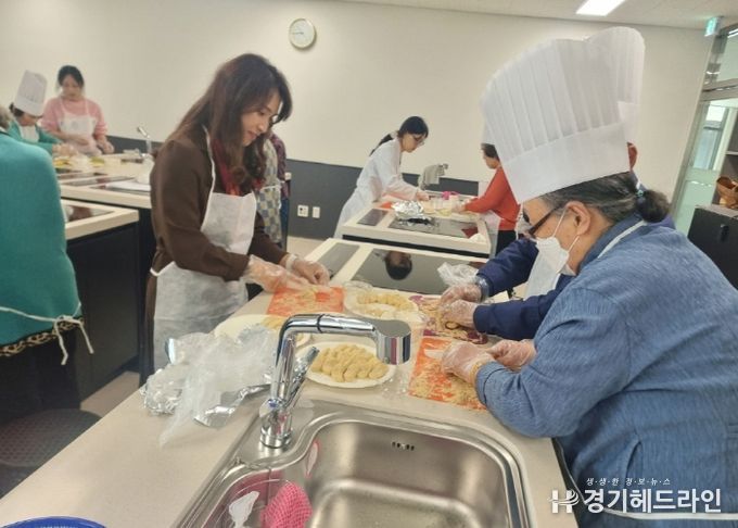 치매환자가족들이‘한걸음·한마음’프로그램에 참여해 인절미를 만들고 있다.