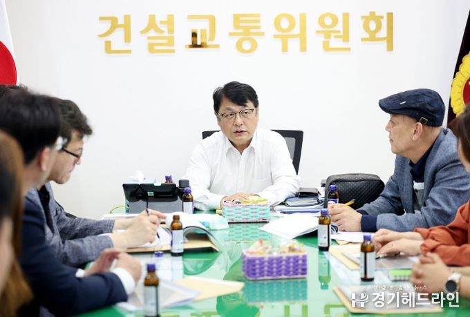 14일 인천시의회 별관 5층 회의실에서 ‘원도심 정비사업, 소통으로 해법 찾는다’는 주제로 열린 정책간담회에서 주요 관계자들이 회의에 열중하고 있다.