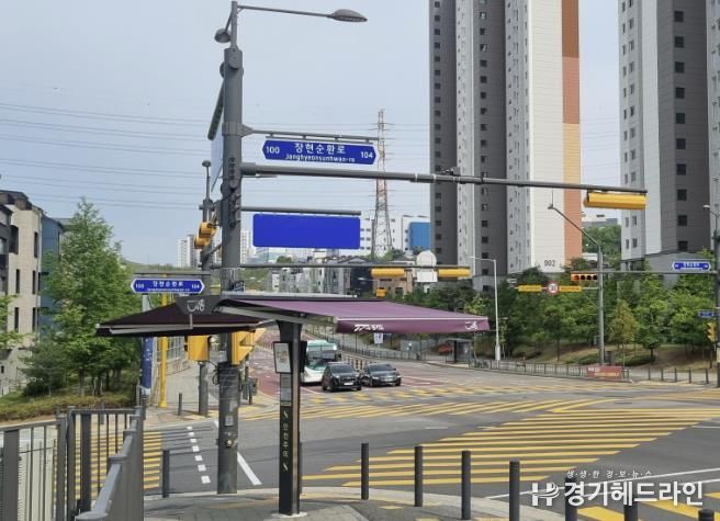 도로변 횡단보도에 설치된 스마트 그늘막