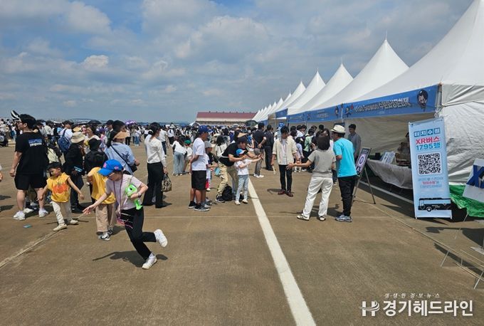 수원특례시가 ‘공군 스페이스 챌린지 2025 in 수원’에서 홍보존을 운영하고 있다.