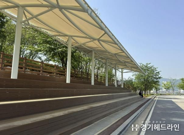 양지근린공원에 조성된 축구장 관람석