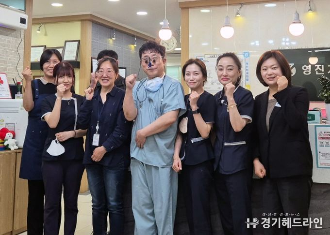 해피의치 지원사업 재능기부 참여 중인 영진치과 단체사진