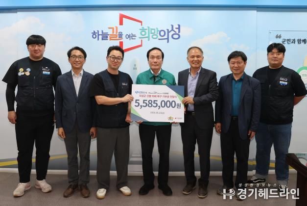 양평공사 노사가 의성군청에 성금을 전달하고 있다.