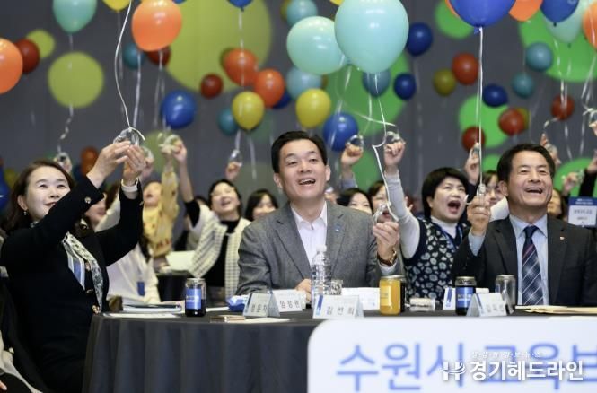 지난 3월 청개구리 스펙 학부모 지원단 위촉식에서 이재준 수원시장과 학부모들이 청소년의 성장을 응원하는 풍선을 들고 있다.