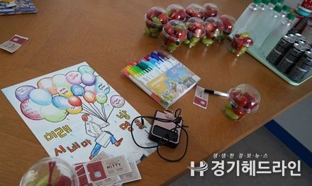 인천시청년미래센터 가상회사 ‘미래컴퍼니’에 참여하는 청년들이 준비한 영화감상회 포스터와 티켓이 책상위에 놓여있다.