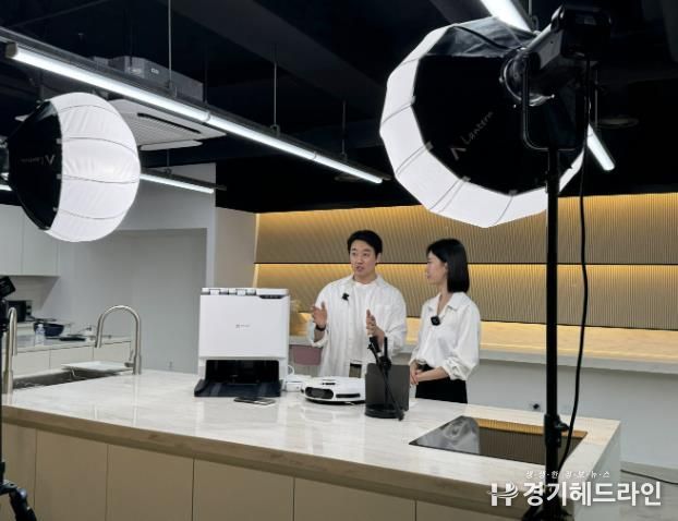 부천시일드림센터가 진행한 라이브커머스 매칭 프로그램에서 실제 방송을 진행하는 모습