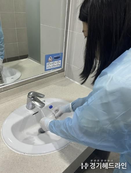 수원특례시 보건소 관계자가 레지오넬라균 검사를 위해 환경 검체를 채취하고 있다.